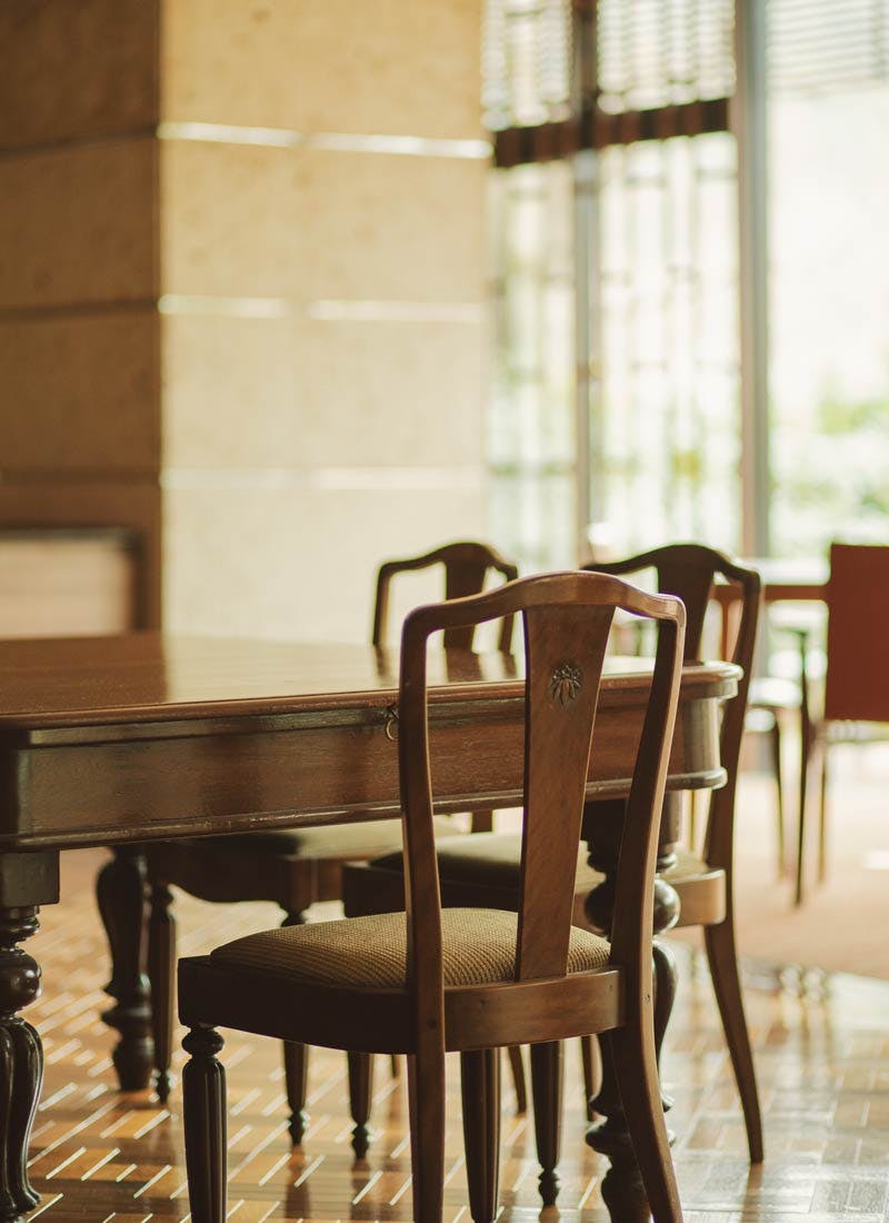 ダイニングテーブルと椅子のセット