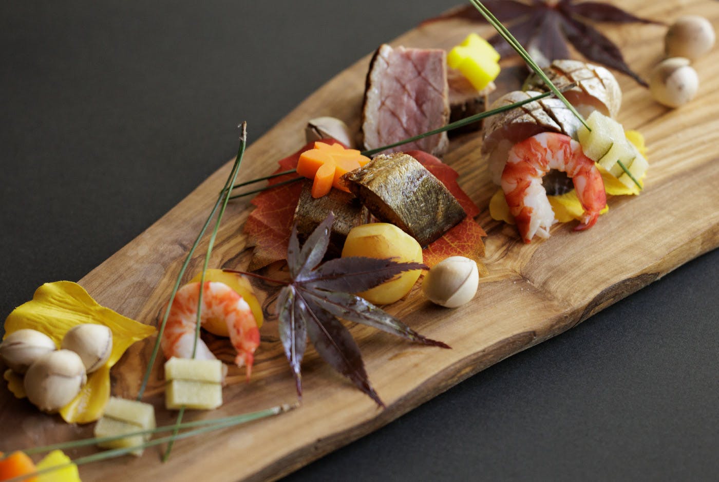 子持ち鮎甘露煮 焼き栗 車海老 銀杏 合鴨 子持ち昆布 いちょう芋 紅葉人参 蓮根 鯖の炙り寿司