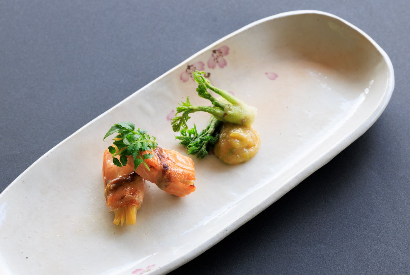 桜鱒と筍の蕗味噌焼き タラの芽薄衣揚げ 桜の葉 独活甘酢漬け