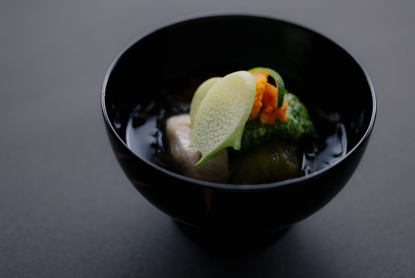 清汁仕立て　鱸　賀茂なす　生うに　オクラ　茗荷　青芋茎